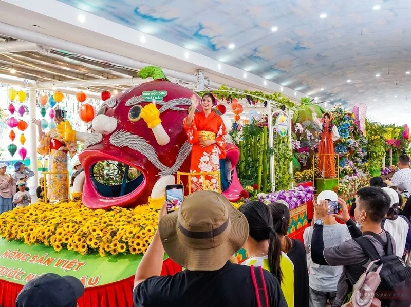 Chợ trái cây, ẩm thực và Trạm võng tạo nhiều trải nghiệm thú vị.