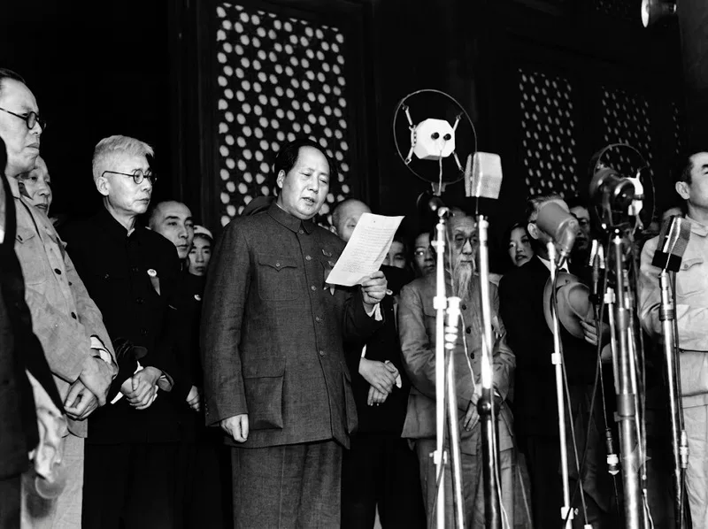 Mao Trạch Đông tuyên bố thành lập nên nước Cộng hòa Nhân dân Trung Hoa vào năm 1949.